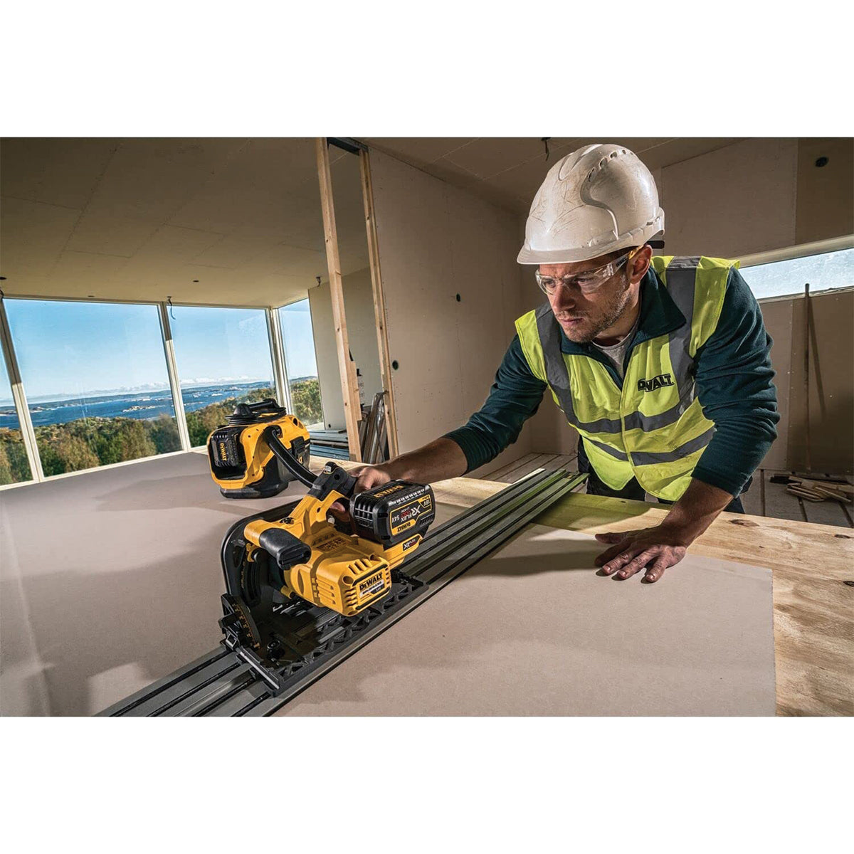 Aspiratore Solidi-Liquidi Classe L XR Litio 18V A FILO o batteri (SENZA BATTERIE) - DeWALT - DCV584L-QW