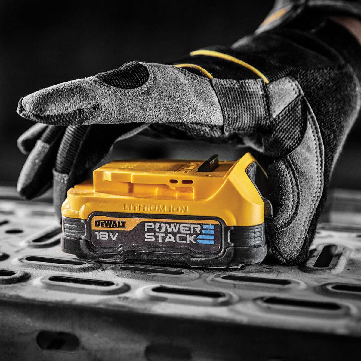 KIT di 2 batterie XR 18V POWERSTACK COMPACT 2Ah  + caricabatteria - DeWALT