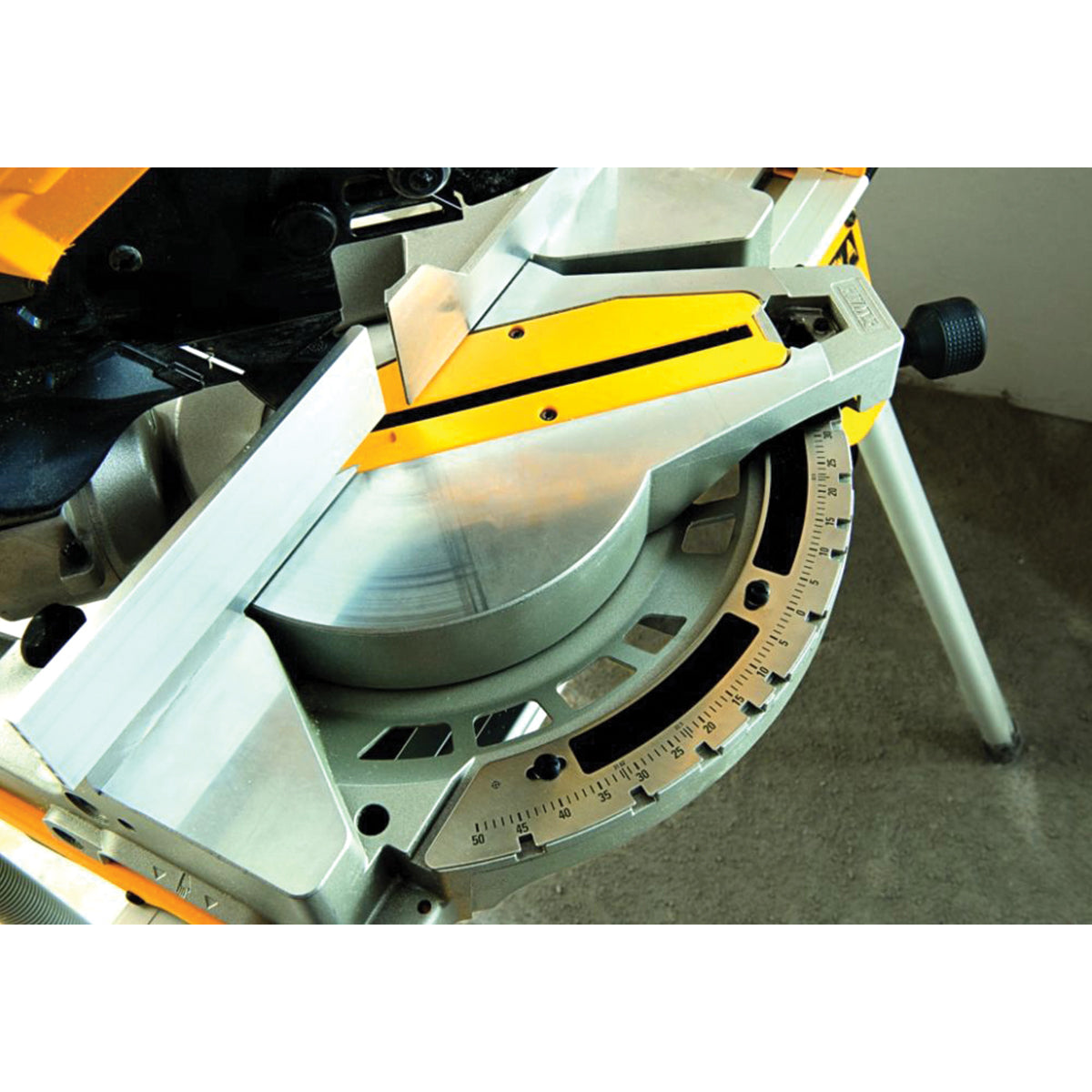 Scie à onglets à tête fixe avec table 305/30mm + système de suivi XPS et ACCESSOIRES - DeWALT - D27113-QS