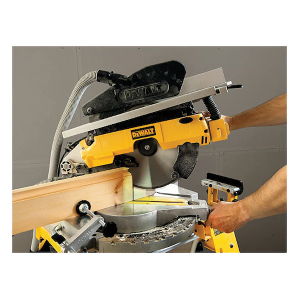 Scie à onglets à tête fixe avec table 305/30mm + système de suivi XPS et ACCESSOIRES - DeWALT - D27113-QS